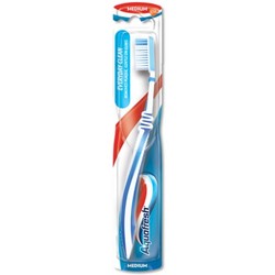Зубная щетка Aquafresh комплексная защита средней жесткости