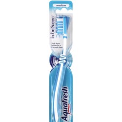 Зубная щетка Aquafresh ин-битвин клин средней жесткости